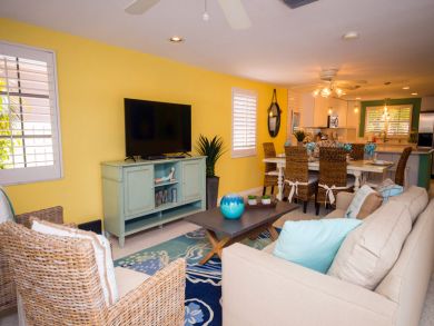 Stunning 3 Bedroom Home Private Pool, Spa, Boat Dock, B.Ball